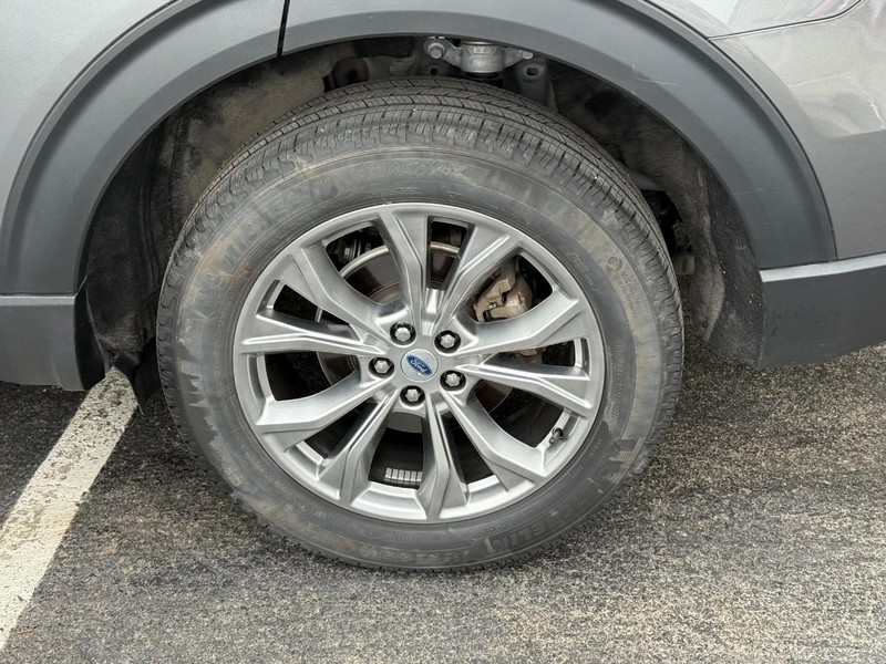 Ford Explorer Vehicle Full-screen Gallery Image 4