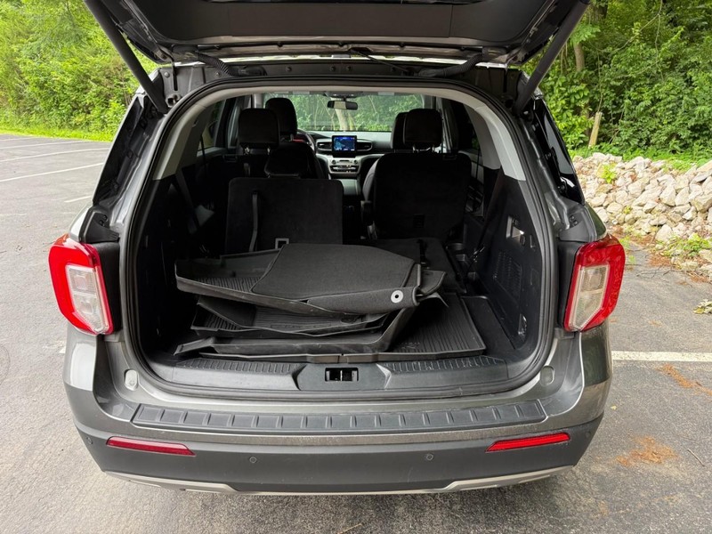 Ford Explorer Vehicle Full-screen Gallery Image 6