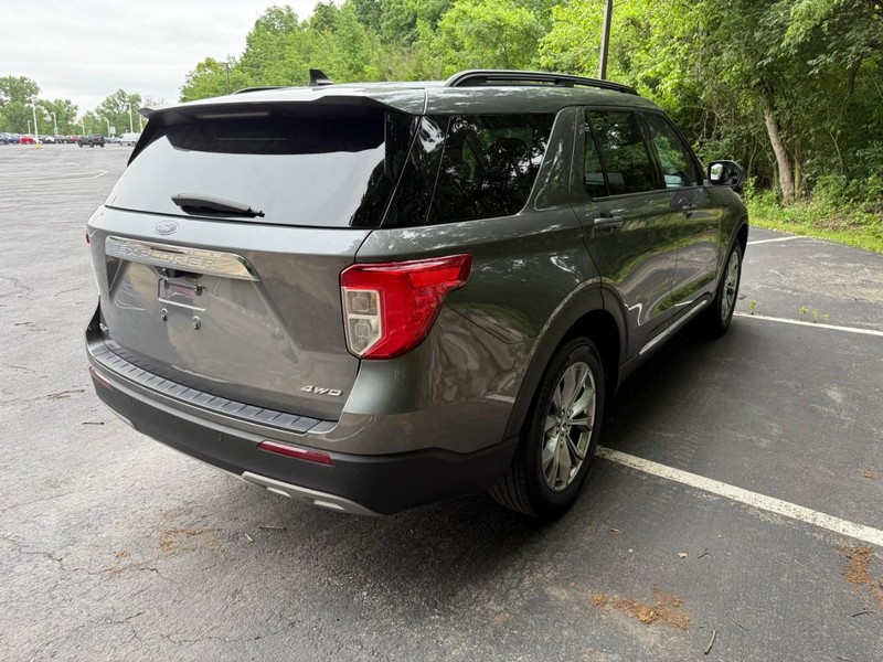 Ford Explorer Vehicle Full-screen Gallery Image 8