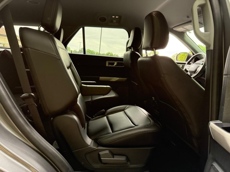 Ford Explorer Vehicle Full-screen Gallery Image 11