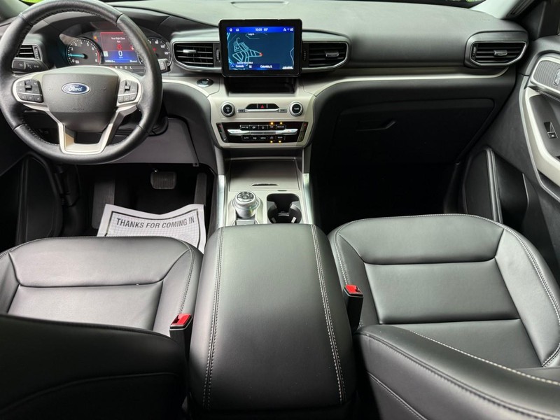 Ford Explorer Vehicle Full-screen Gallery Image 12