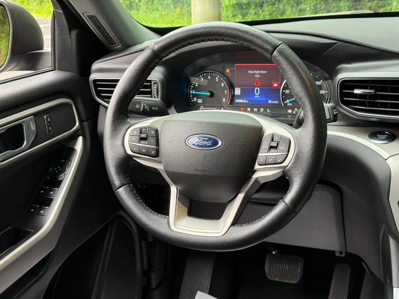 Ford Explorer Vehicle Full-screen Gallery Image 13