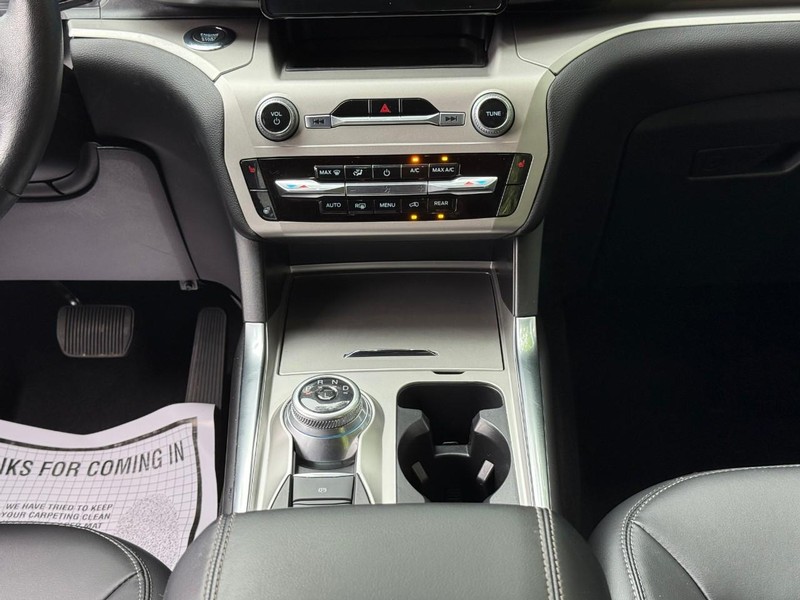 Ford Explorer Vehicle Full-screen Gallery Image 15