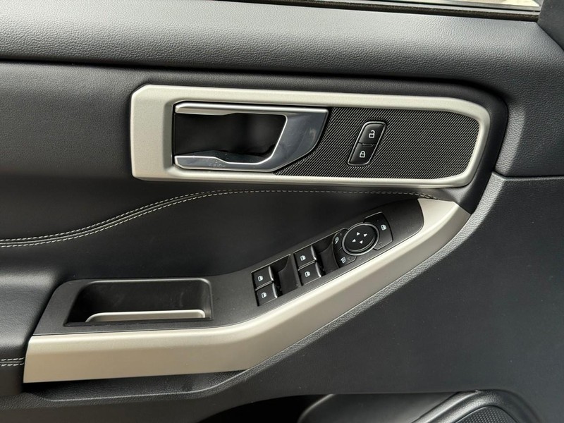 Ford Explorer Vehicle Full-screen Gallery Image 16