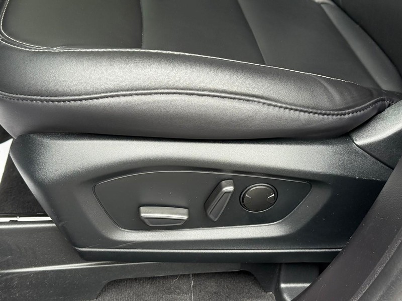 Ford Explorer Vehicle Full-screen Gallery Image 18