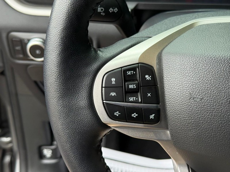 Ford Explorer Vehicle Full-screen Gallery Image 19