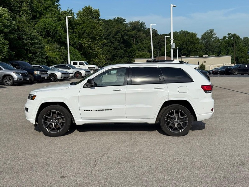 Jeep Grand Cherokee Vehicle Full-screen Gallery Image 2