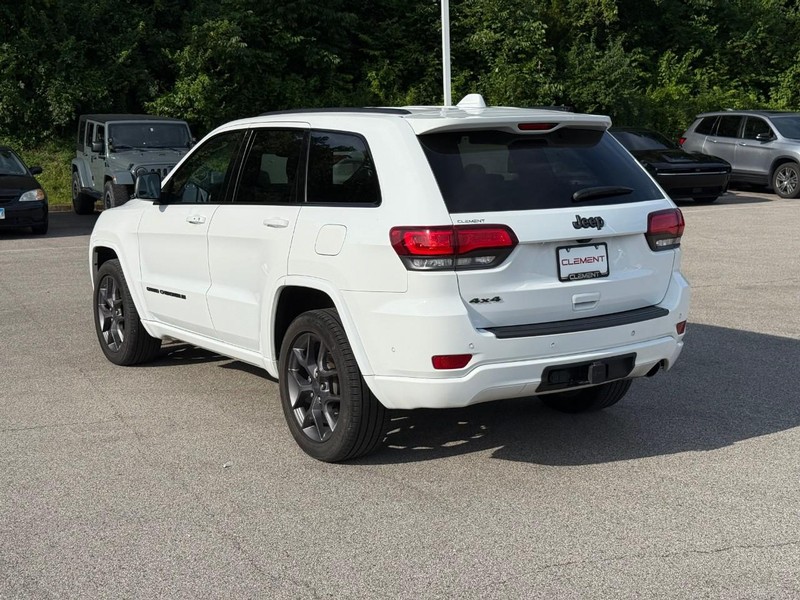 Jeep Grand Cherokee Vehicle Full-screen Gallery Image 3