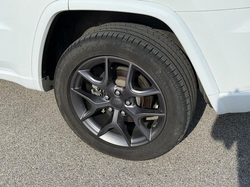 Jeep Grand Cherokee Vehicle Full-screen Gallery Image 4
