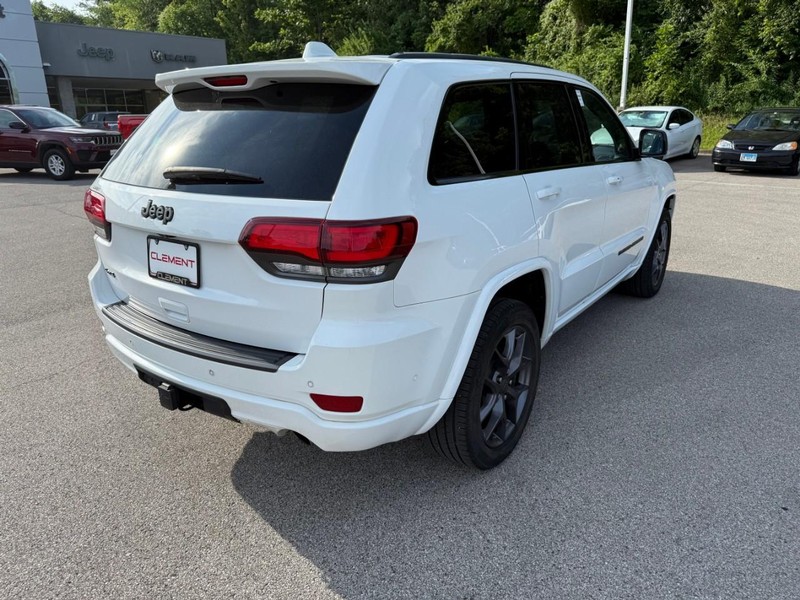 Jeep Grand Cherokee Vehicle Full-screen Gallery Image 7