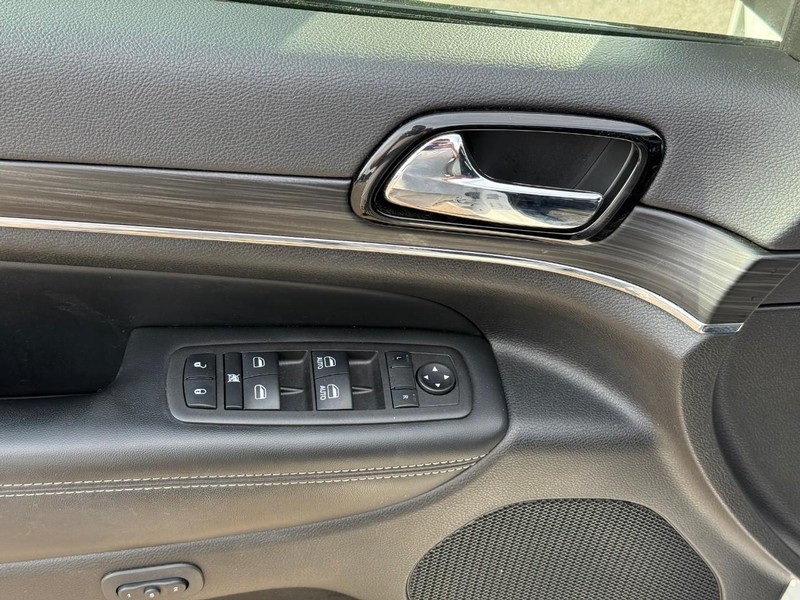 Jeep Grand Cherokee Vehicle Full-screen Gallery Image 15
