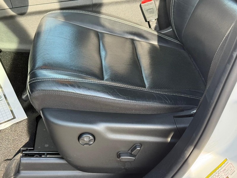 Jeep Grand Cherokee Vehicle Full-screen Gallery Image 17