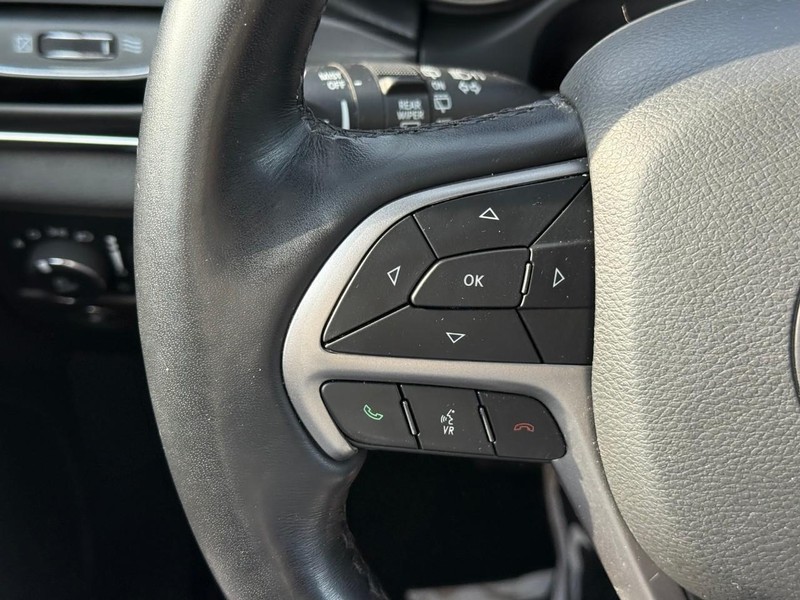 Jeep Grand Cherokee Vehicle Full-screen Gallery Image 18