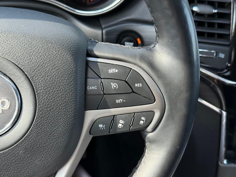 Jeep Grand Cherokee Vehicle Full-screen Gallery Image 19