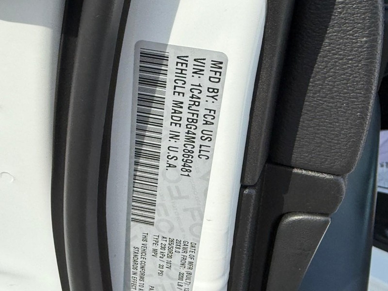 Jeep Grand Cherokee Vehicle Full-screen Gallery Image 24
