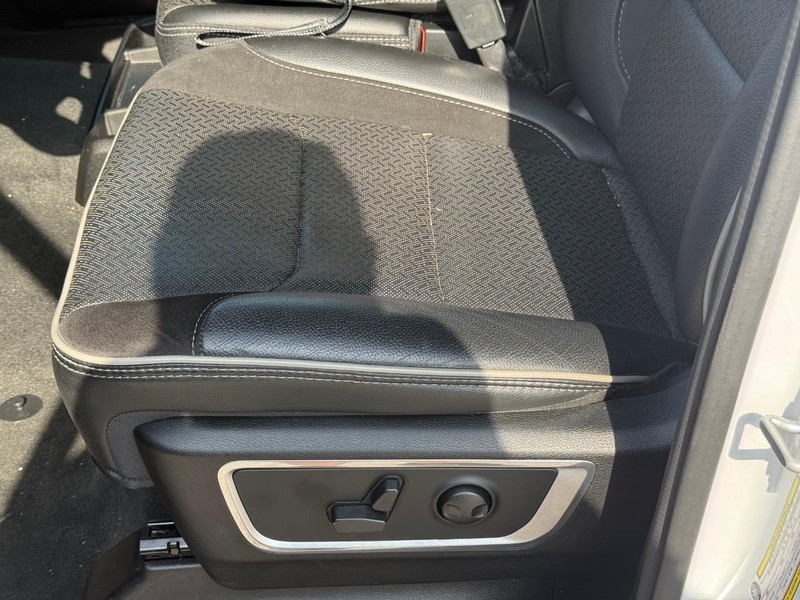 Ram 1500 Vehicle Full-screen Gallery Image 17