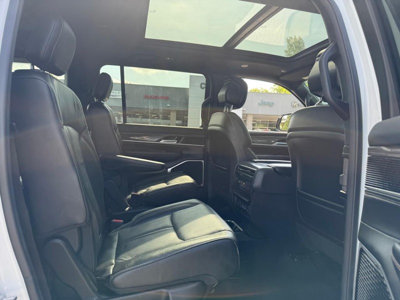 Jeep Wagoneer Vehicle Full-screen Gallery Image 9