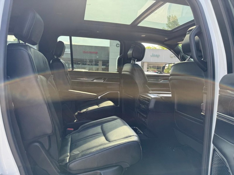 Jeep Wagoneer Vehicle Full-screen Gallery Image 10