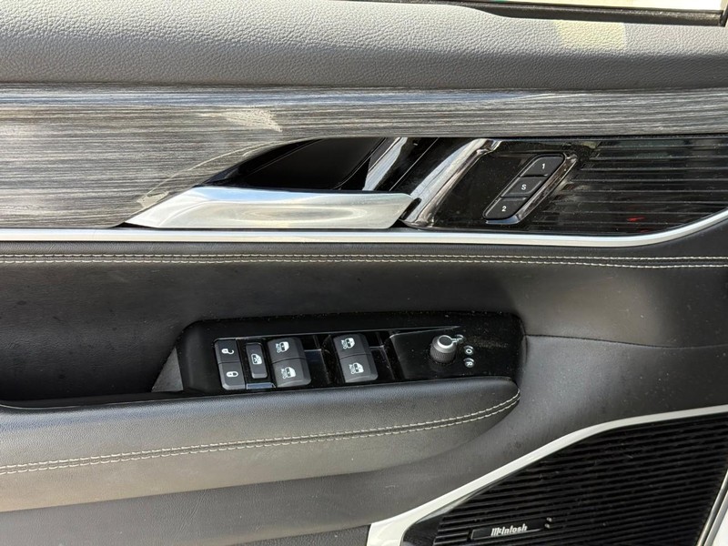 Jeep Wagoneer Vehicle Full-screen Gallery Image 16