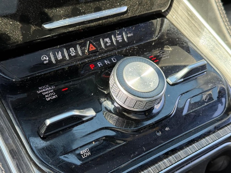 Jeep Wagoneer Vehicle Full-screen Gallery Image 23