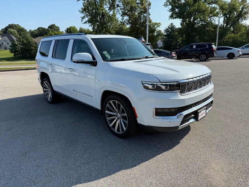 Jeep Grand Wagoneer Vehicle Full-screen Gallery Image 8