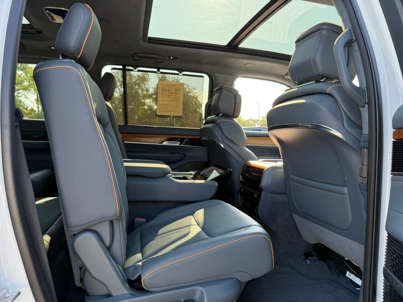 Jeep Grand Wagoneer Vehicle Full-screen Gallery Image 10