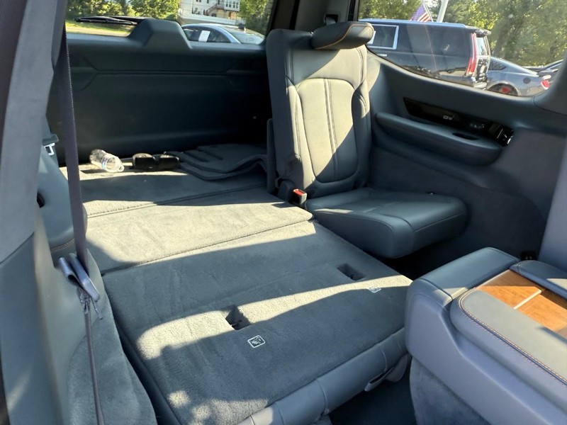 Jeep Grand Wagoneer Vehicle Full-screen Gallery Image 11