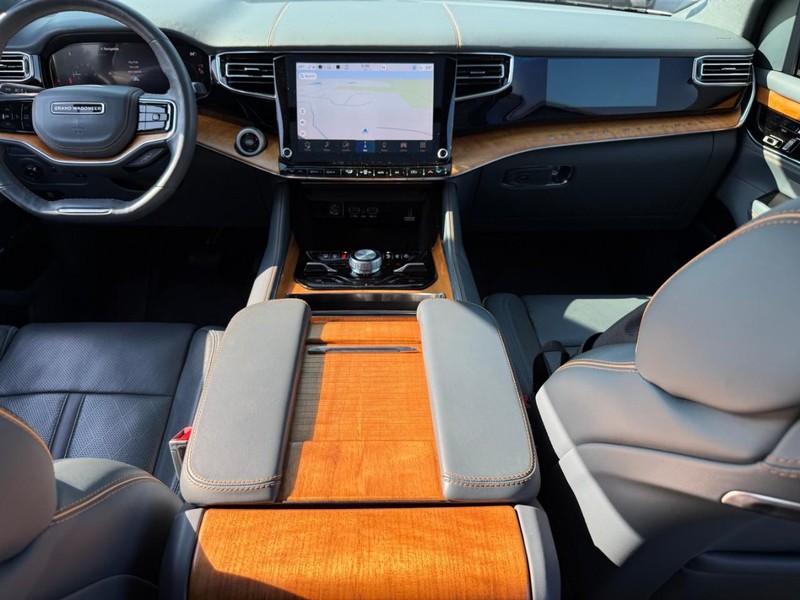 Jeep Grand Wagoneer Vehicle Full-screen Gallery Image 12