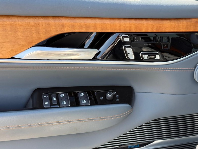 Jeep Grand Wagoneer Vehicle Full-screen Gallery Image 17