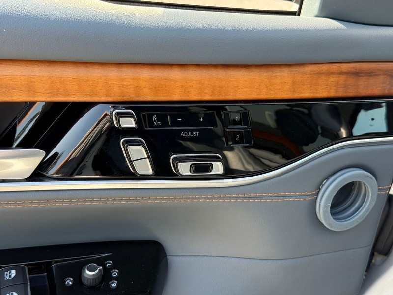 Jeep Grand Wagoneer Vehicle Full-screen Gallery Image 18
