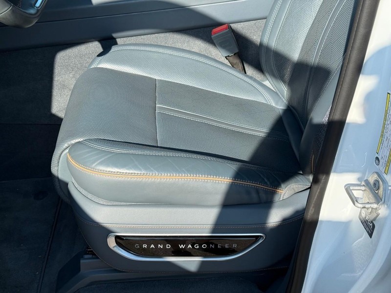 Jeep Grand Wagoneer Vehicle Full-screen Gallery Image 19
