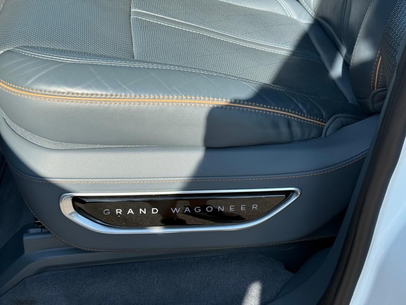 Jeep Grand Wagoneer Vehicle Full-screen Gallery Image 20