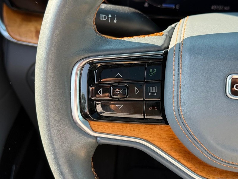 Jeep Grand Wagoneer Vehicle Full-screen Gallery Image 21