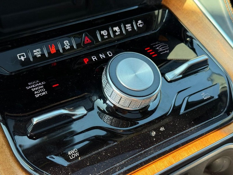 Jeep Grand Wagoneer Vehicle Full-screen Gallery Image 24