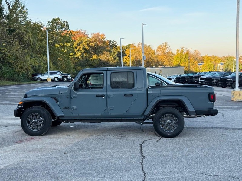 Jeep Gladiator Vehicle Full-screen Gallery Image 2