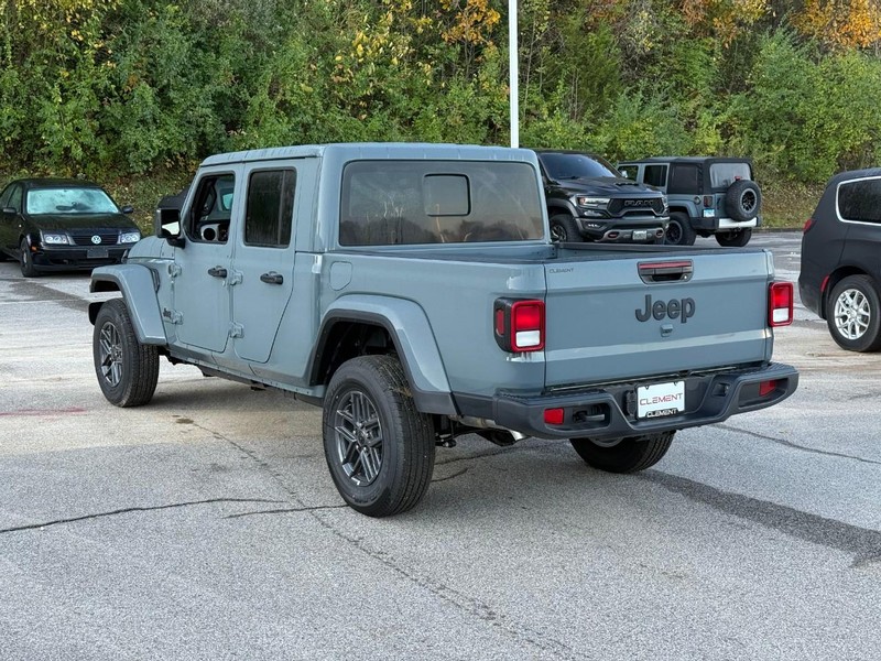Jeep Gladiator Vehicle Full-screen Gallery Image 3