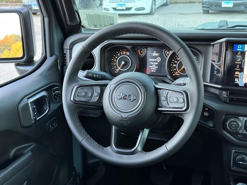 Jeep Gladiator Vehicle Full-screen Gallery Image 7