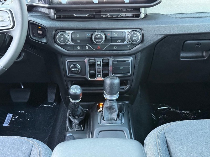 Jeep Gladiator Vehicle Full-screen Gallery Image 9