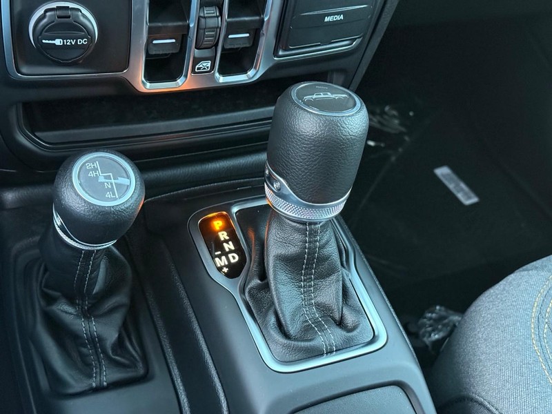 Jeep Gladiator Vehicle Full-screen Gallery Image 14