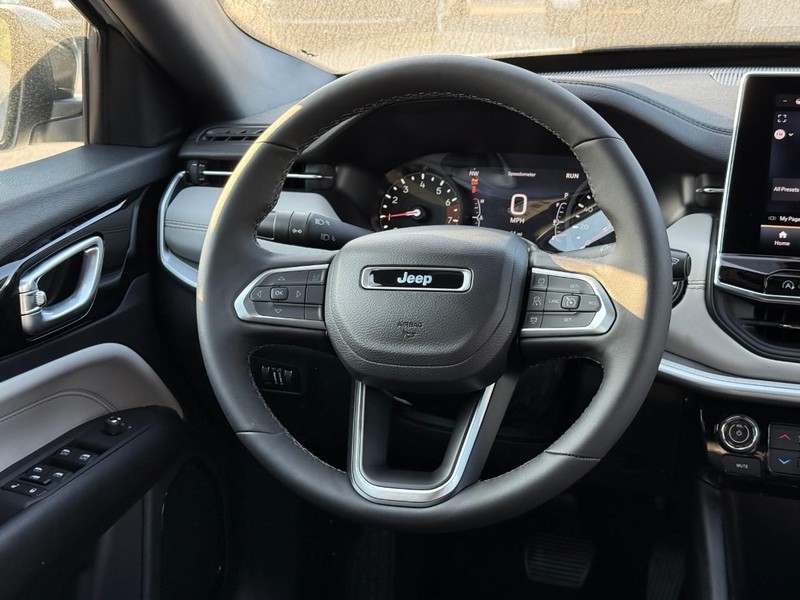 Jeep Compass Vehicle Image 11