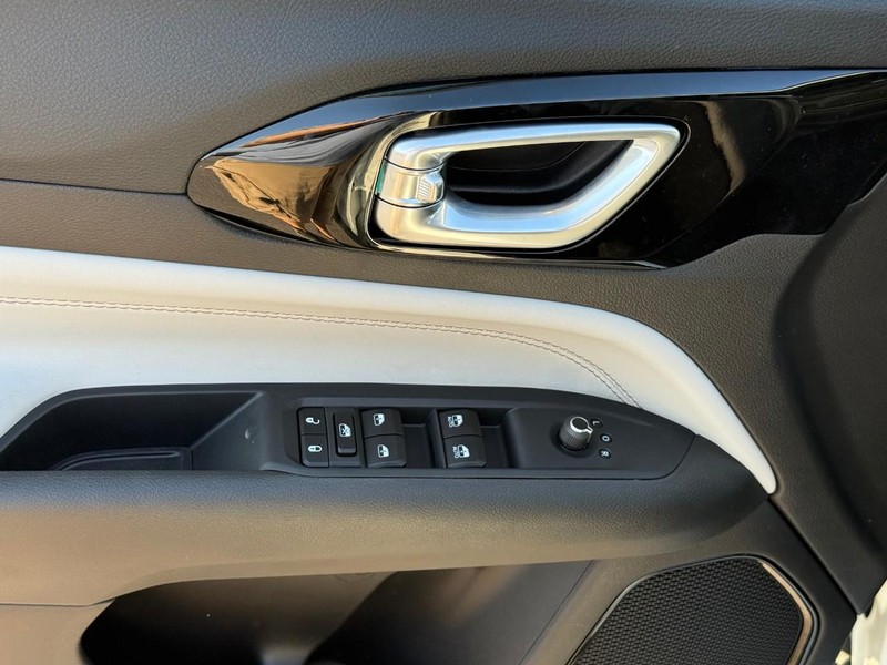 Jeep Compass Vehicle Image 15