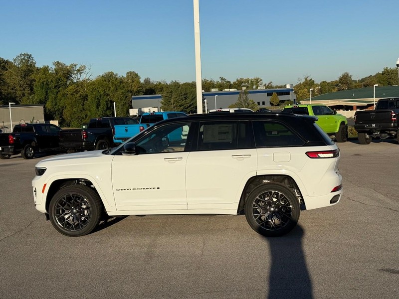 Jeep Grand Cherokee Vehicle Full-screen Gallery Image 2