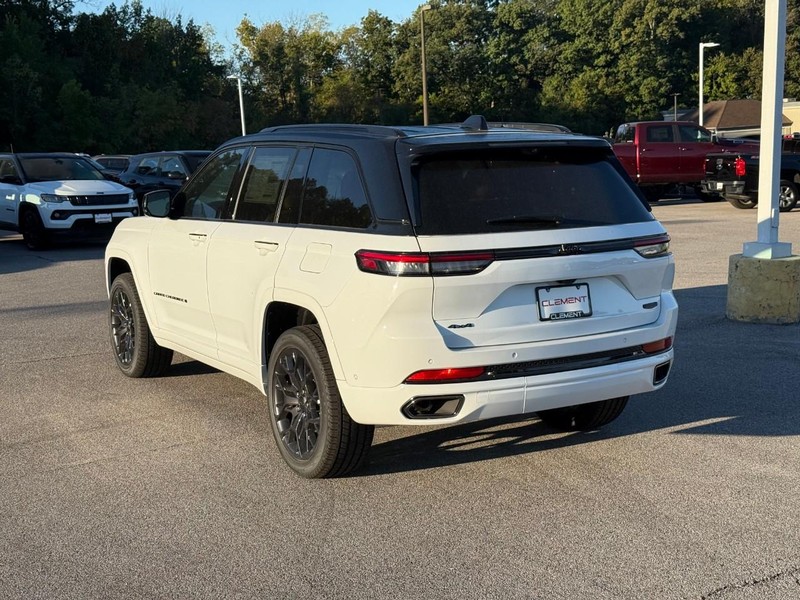 Jeep Grand Cherokee Vehicle Full-screen Gallery Image 3