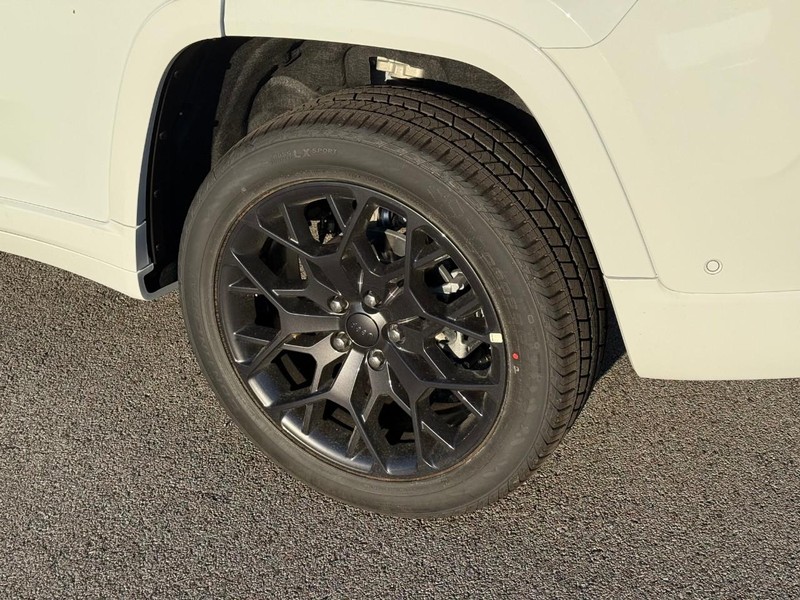 Jeep Grand Cherokee Vehicle Full-screen Gallery Image 4