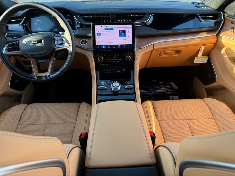 Jeep Grand Cherokee Vehicle Full-screen Gallery Image 6