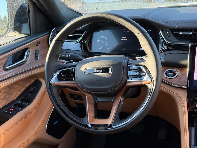 Jeep Grand Cherokee Vehicle Full-screen Gallery Image 7