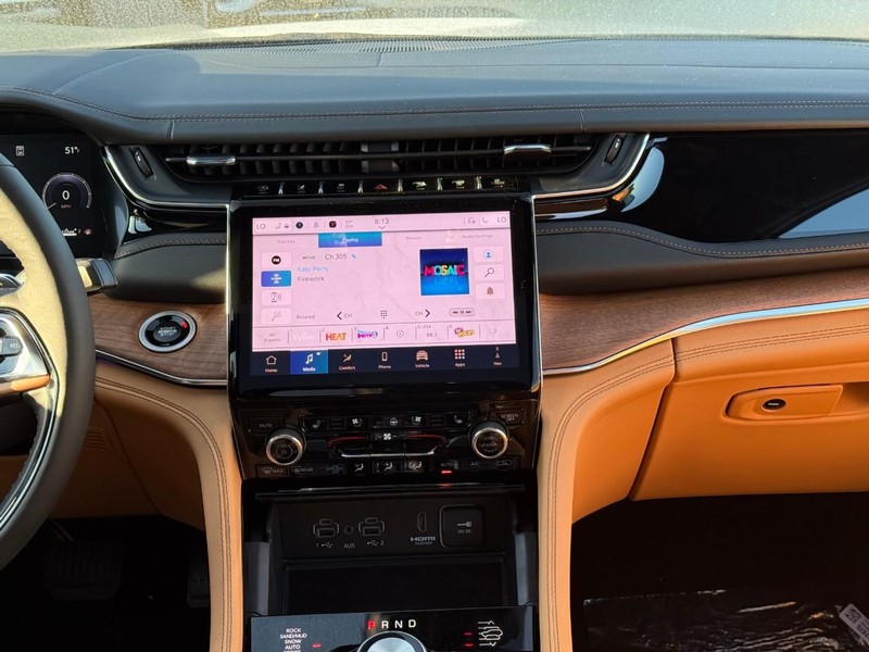 Jeep Grand Cherokee Vehicle Full-screen Gallery Image 8