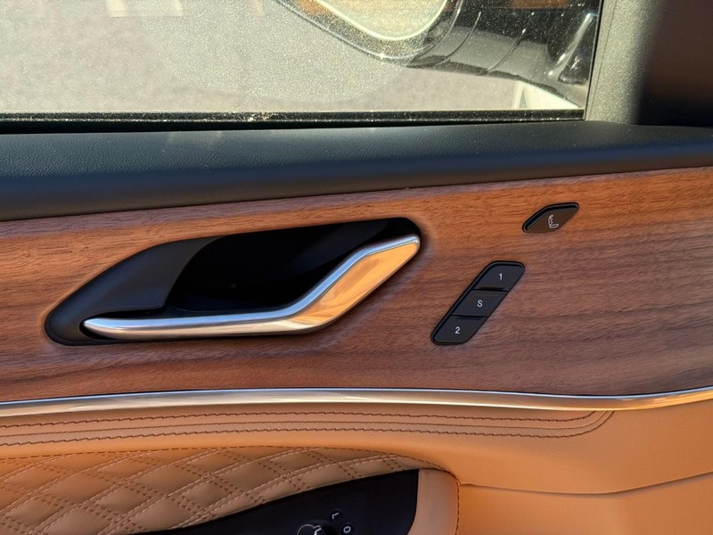 Jeep Grand Cherokee Vehicle Full-screen Gallery Image 12
