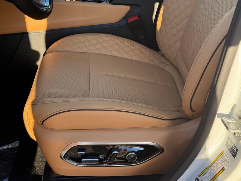 Jeep Grand Cherokee Vehicle Full-screen Gallery Image 13