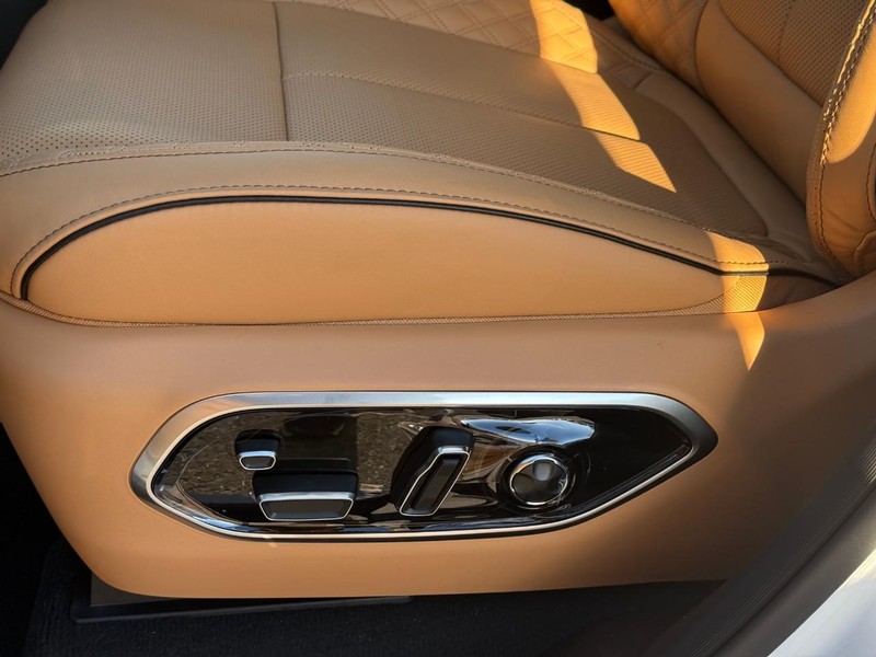 Jeep Grand Cherokee Vehicle Full-screen Gallery Image 14